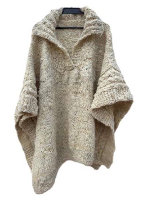 Ruana Calma capa poncho cuello alto