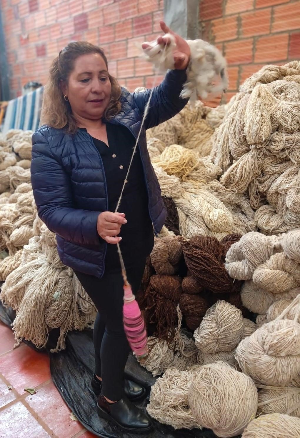 Beatriz Pacheco tejiendo una ruana en telar de pedal, Pesca Boyacá
